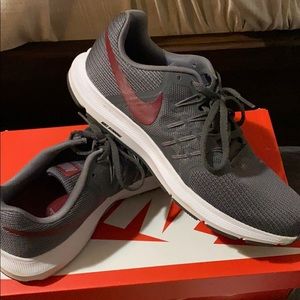 Nike men’s fit sole running shoes